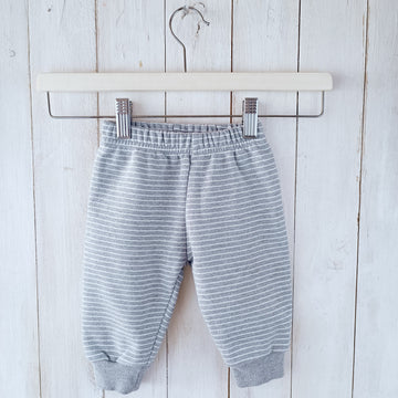Pantalón Sin Marca 6 Meses. Gris, líneas blancas