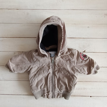 Chaqueta H&M 2-4M Beige. Parche en brazo.