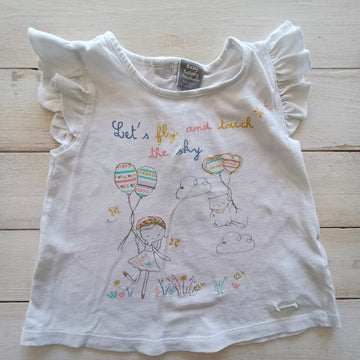 Polera Colloky 12-18M Blanca vuelos en brazos, diseño niña y gato con globos