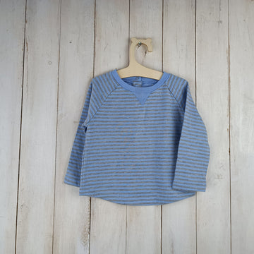 Polera Gap 6-12M Celeste con rayas gris claro.