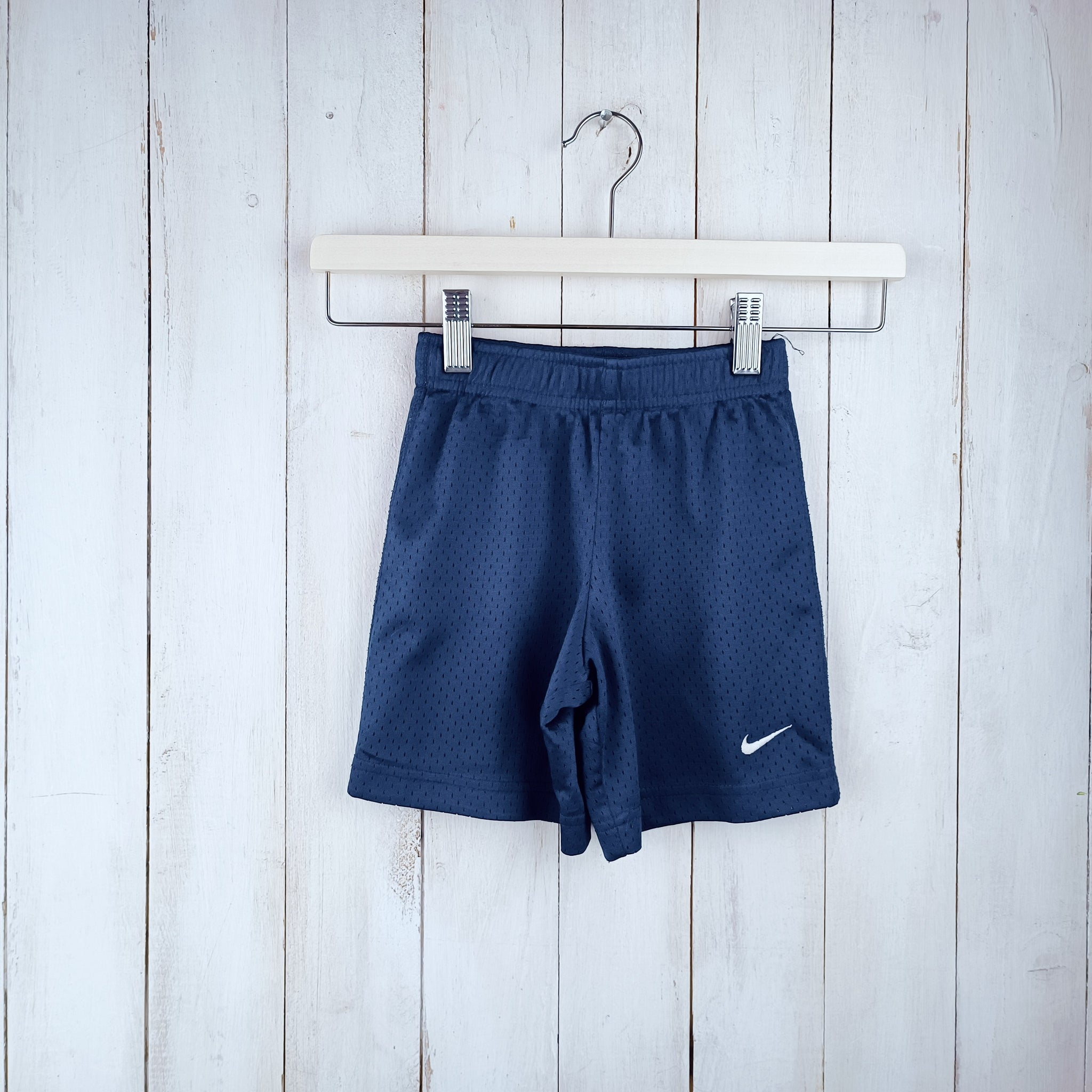 Short Nike T4 Azul. Logo Nike. Tela Respirable.