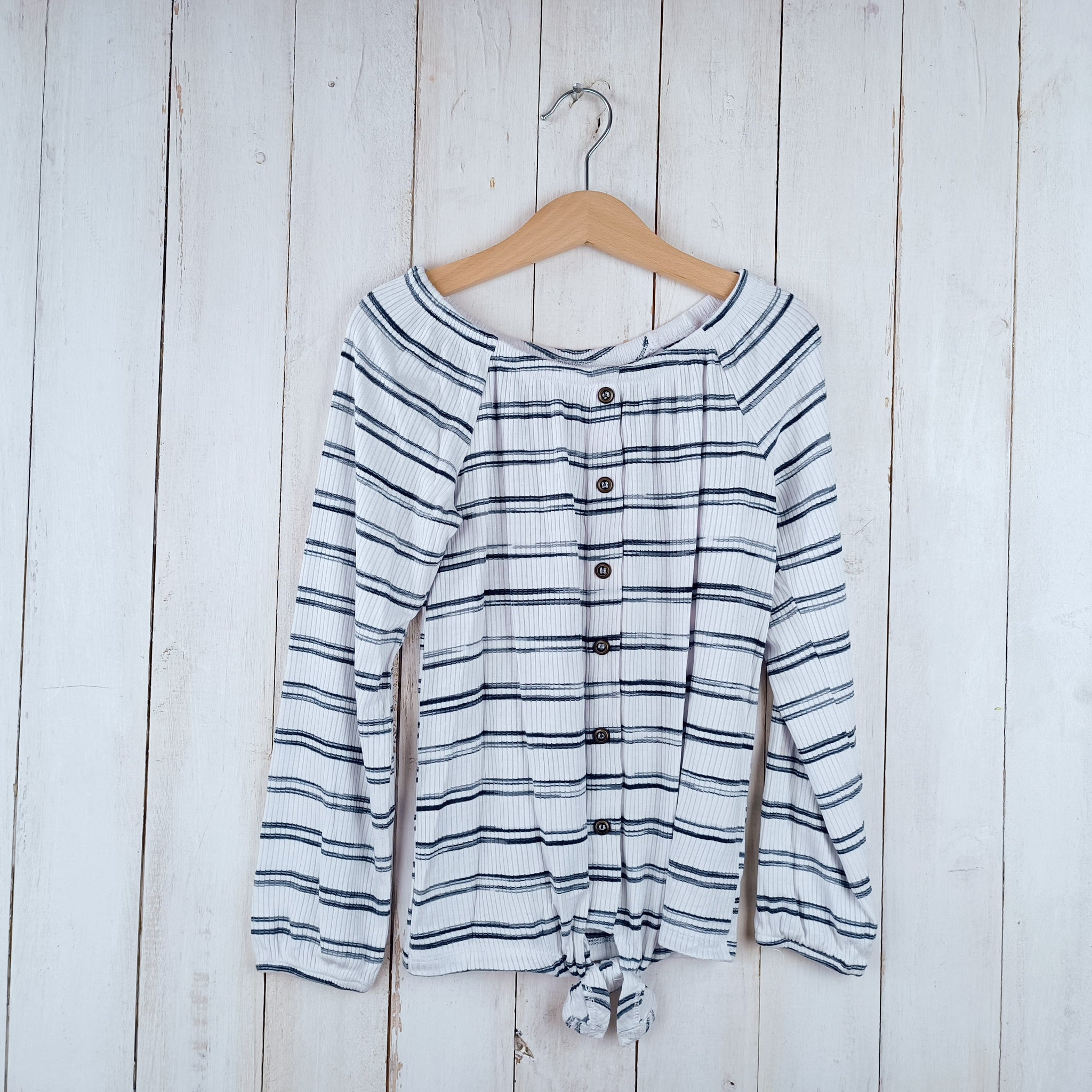 Blusa Love, Glam Girl T8 Blanco invierno con líneas horizonles negras.