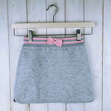 Falda Girls T6 Gris Claro. Corazones en relieve. Pretina Moño Rosado