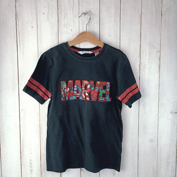 Polera H&M Talla 8-10 Negra. Letras Marvel Rojas