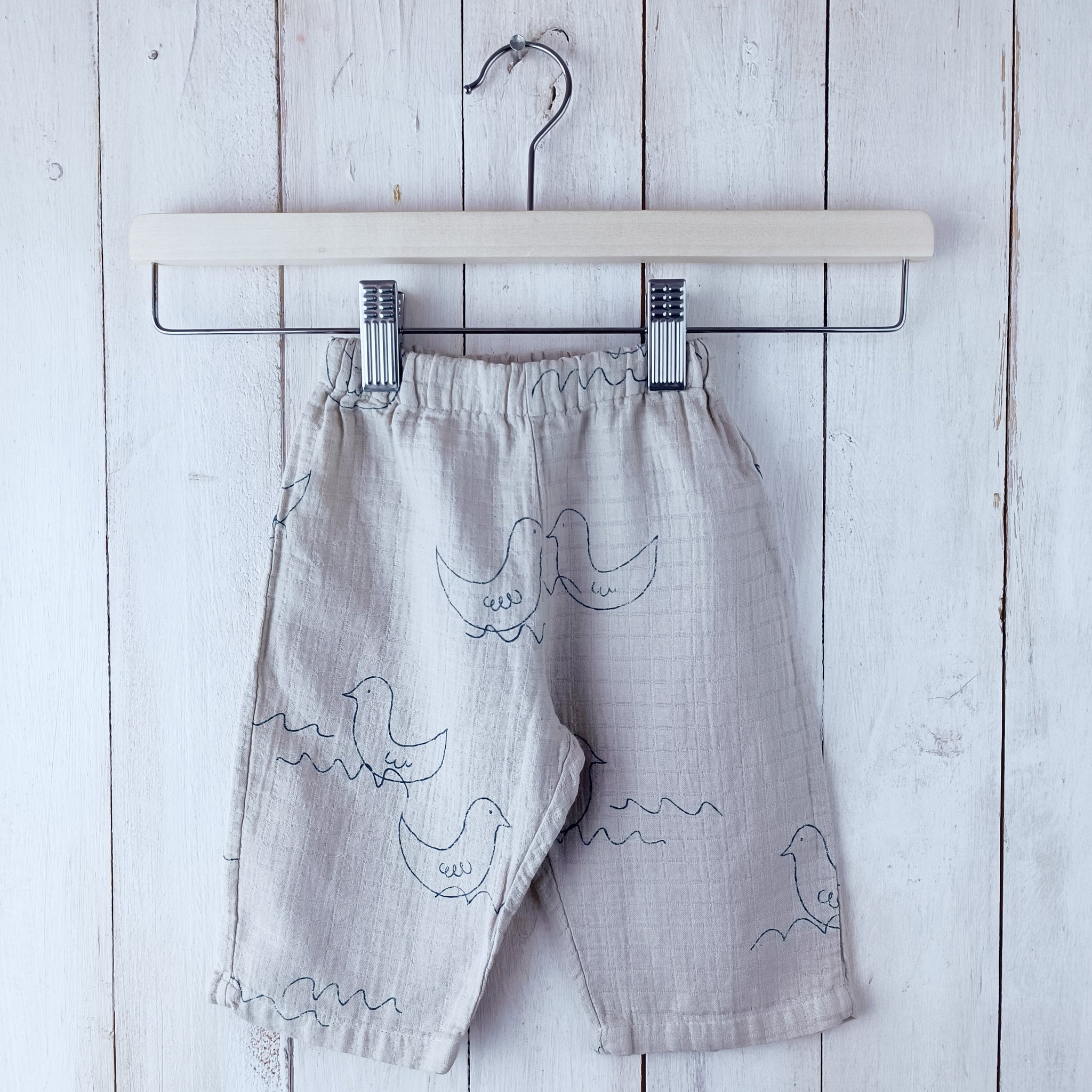 NUEVO Pantalón Bobo Choses Talla 3-6 meses. Café Claro tipo lino.