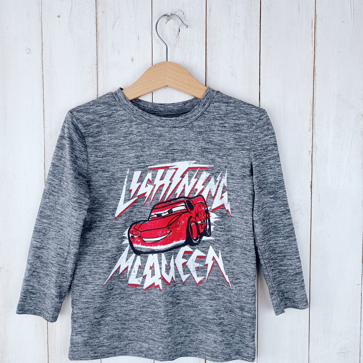 Polera Disney Talla 2 Jaspeada Gris blanco. Rayo McQueen