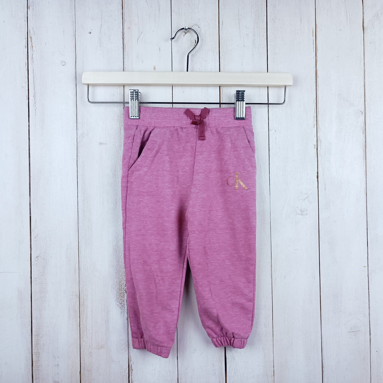 Pantalón de Buzo Calvin Klein Talla 18-24M Rosado. Logo Dorado