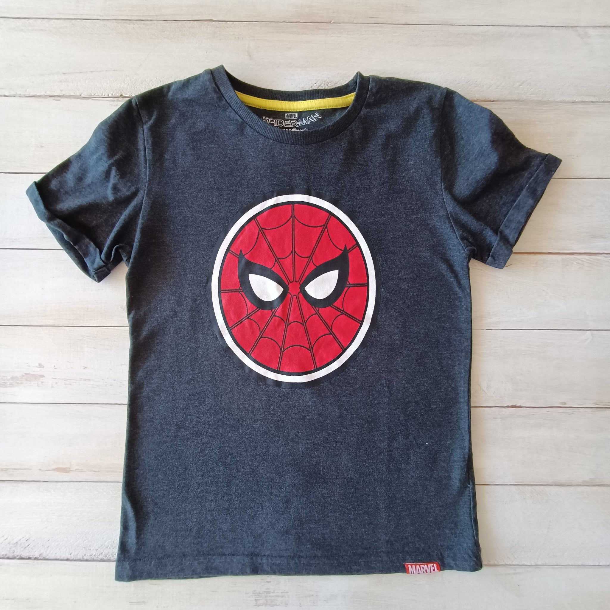 Polera Marvel Gris Oscuro Cara Spiderman