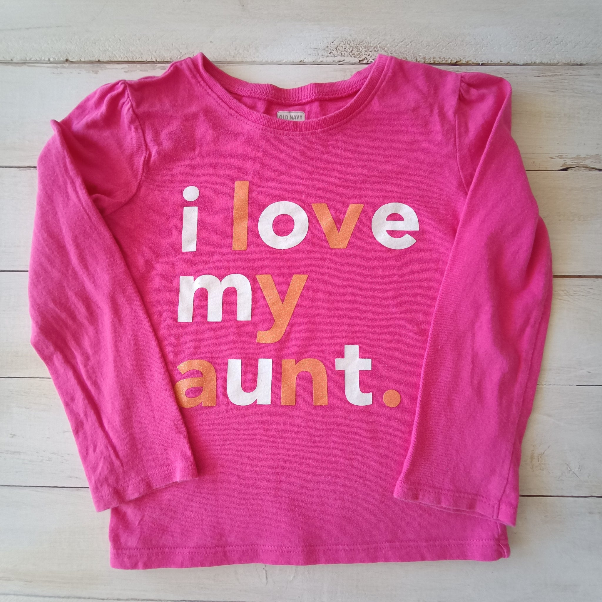 Polera Old Navy Talla 4 Fucsia. Letras Blancas y Naranjas.