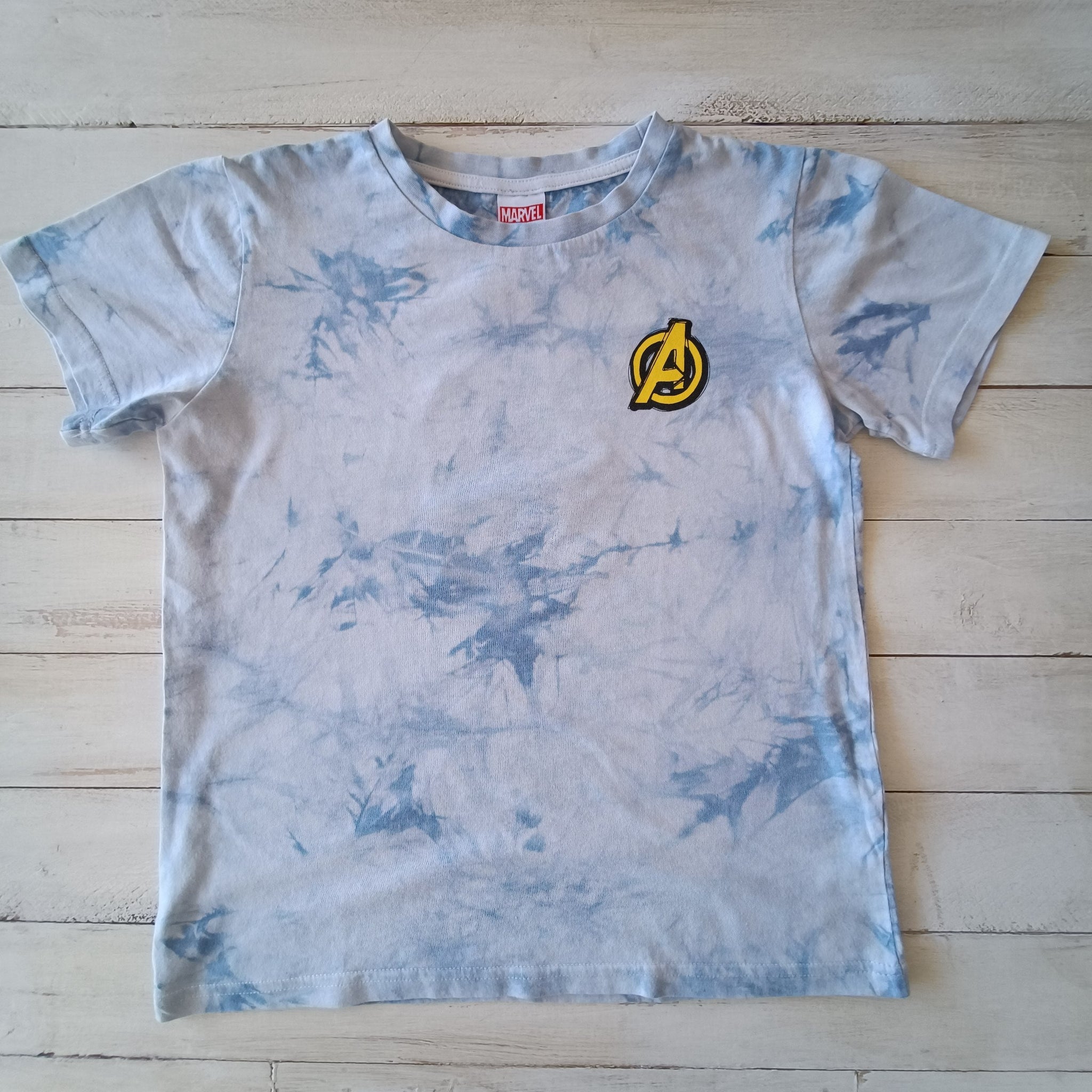 Polera Marvel Talla 12 Celeste. Insignia amarilla.