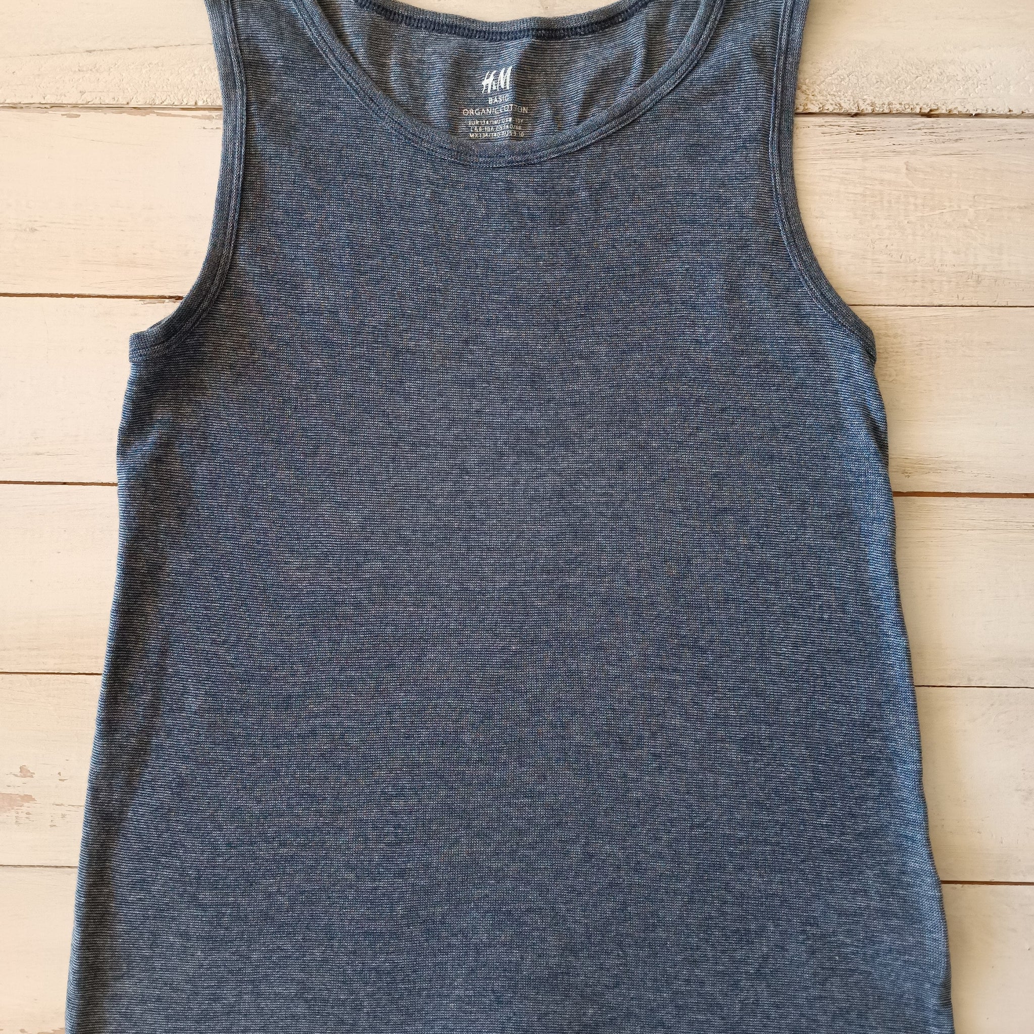 Polera H&M Talla 8-10 Gris. Rayas pequeñas blancas.