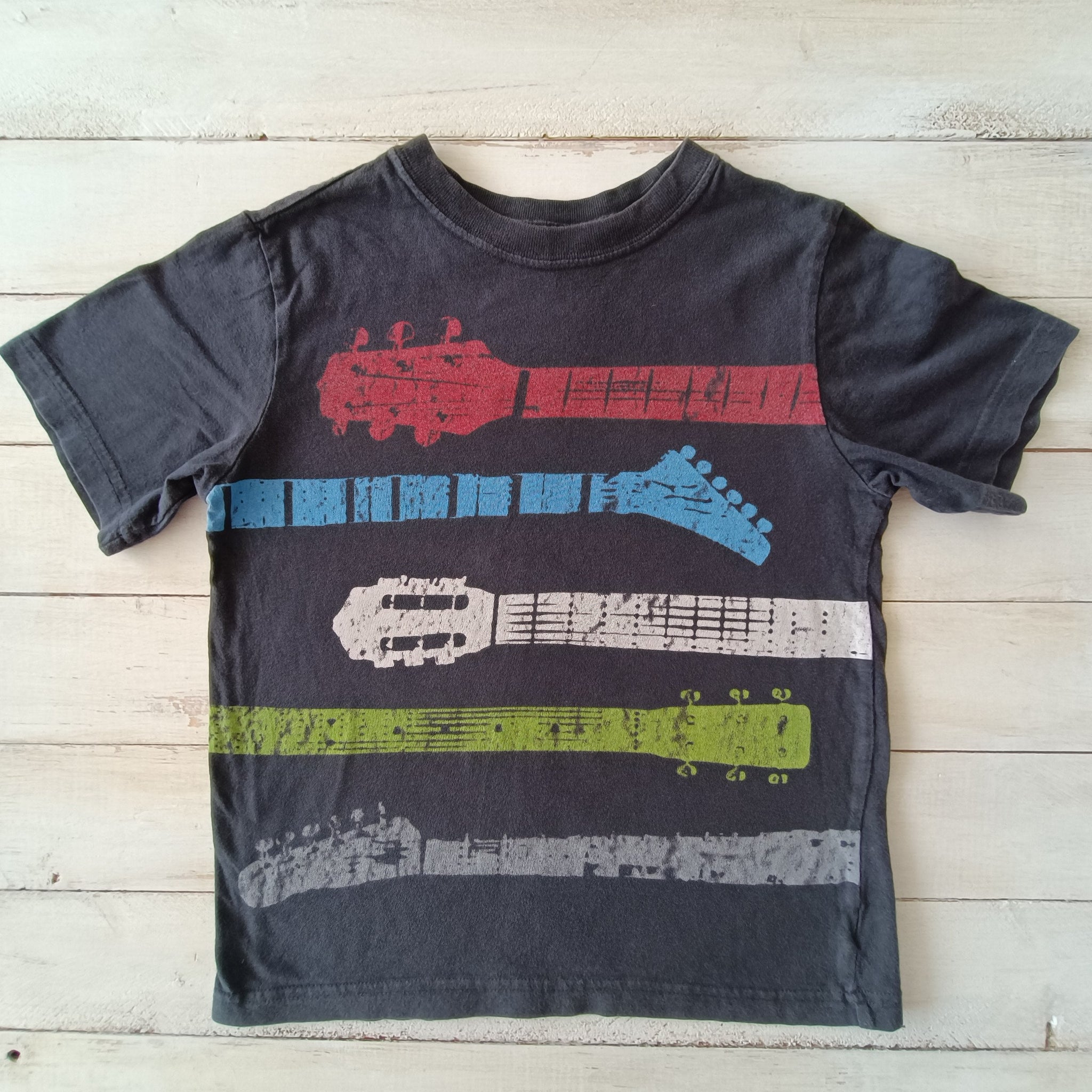 Polera Place Talla 5-6 Gris. Guitarras de colores