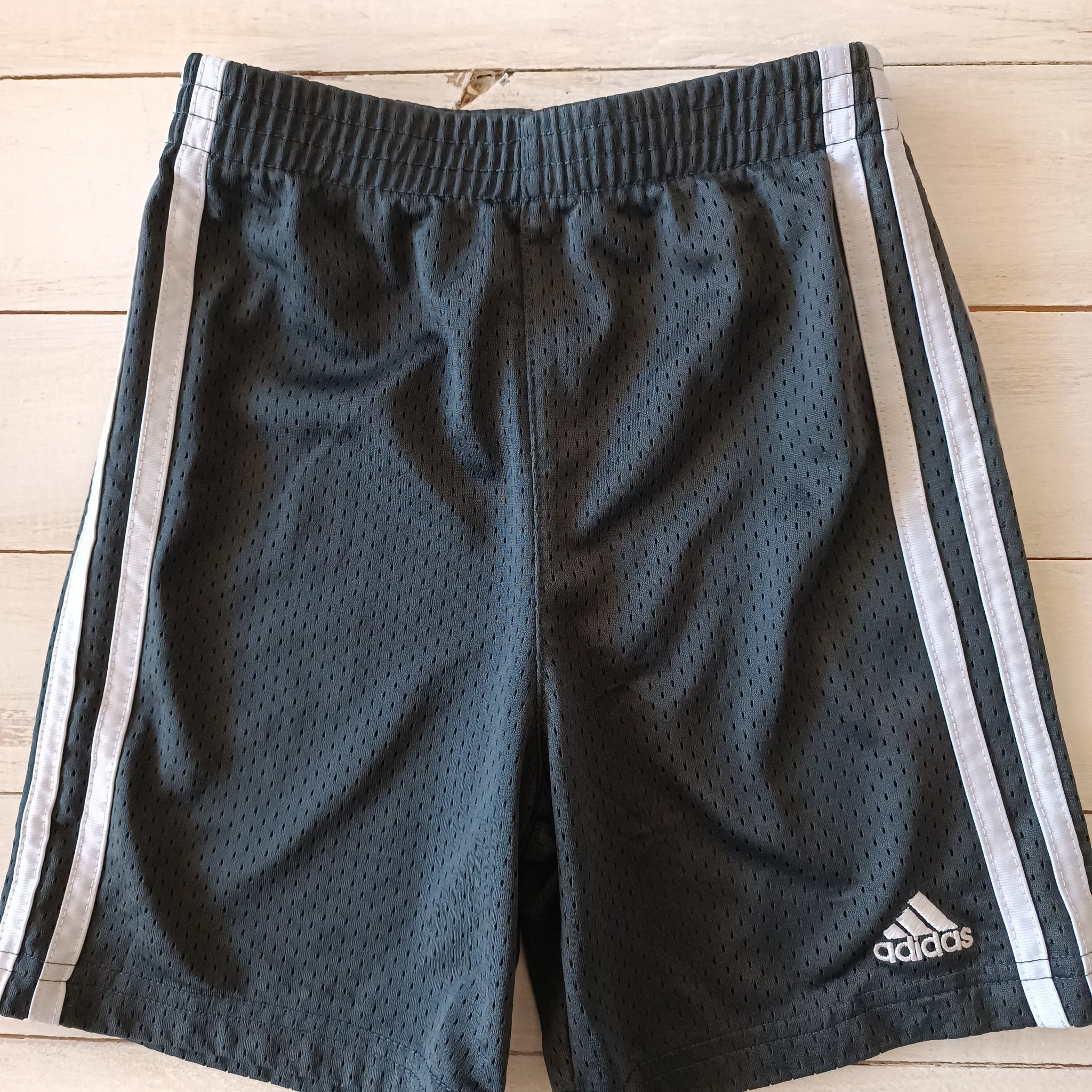 Short deportivo Adidas Talla 4 Gris.