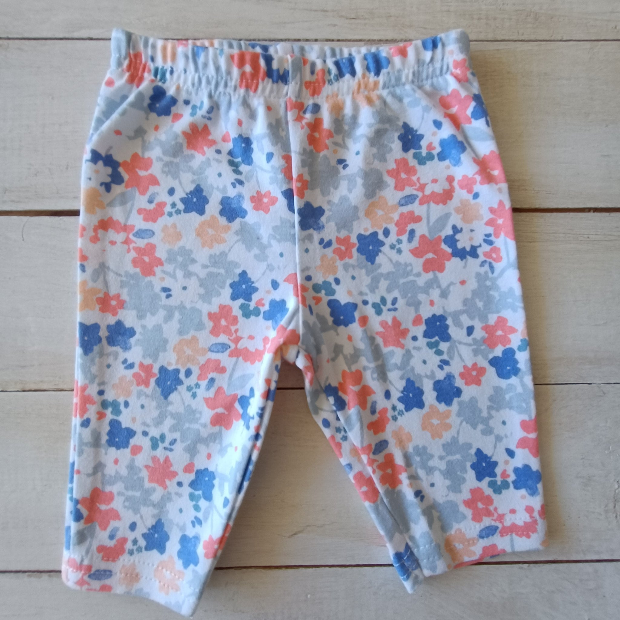 NUEVA Carter´s Talla RN Blanca floerada.