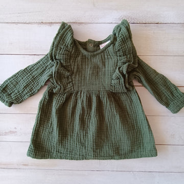 Vestido Cat & Jack NUEVO 6-9M Verde Olivo. Tela tipo Bambula