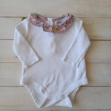 Body Yamp Niña RN Blanco. Cuello floreado. M/L