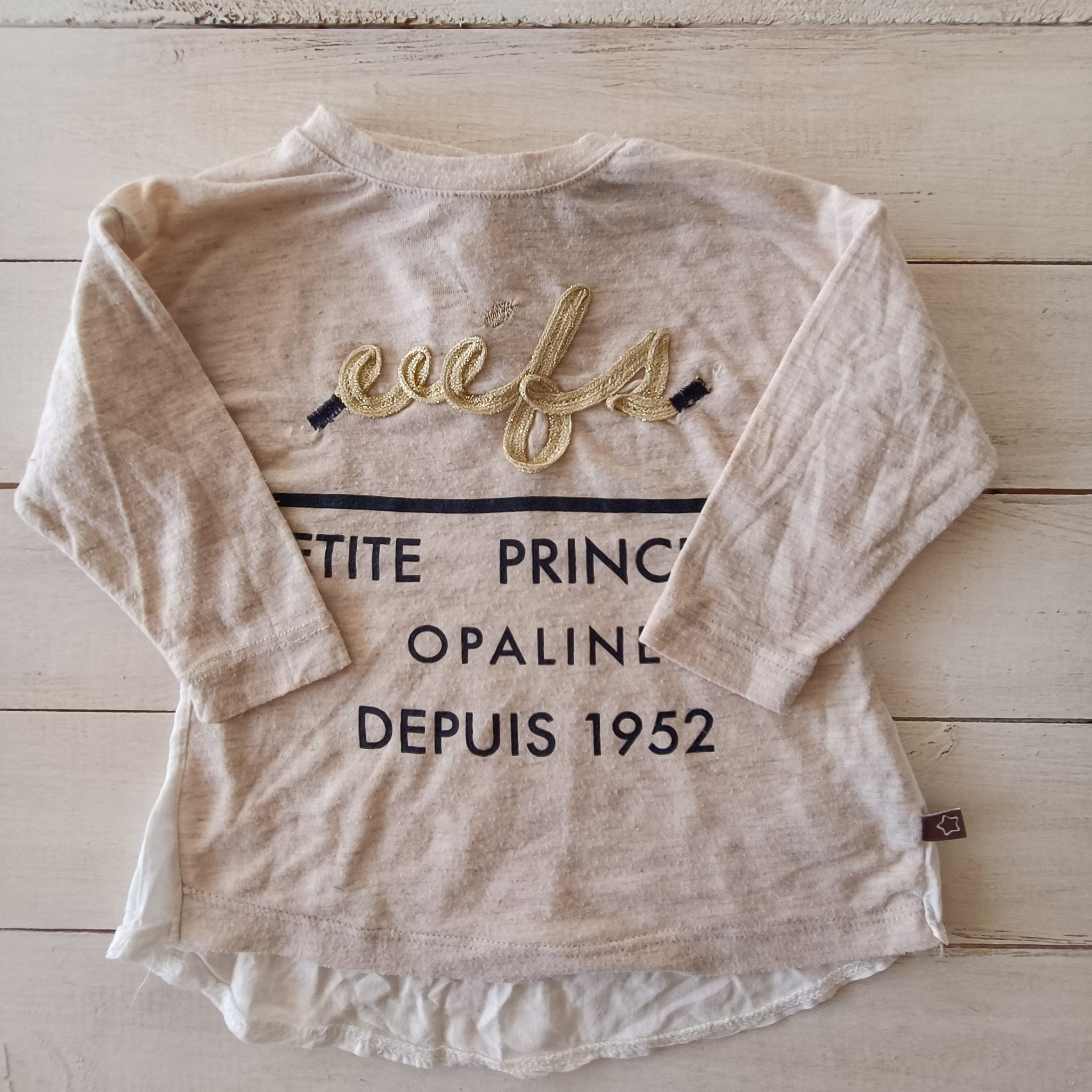 Polera Opaline 9M Beige. Letras doradas y azules