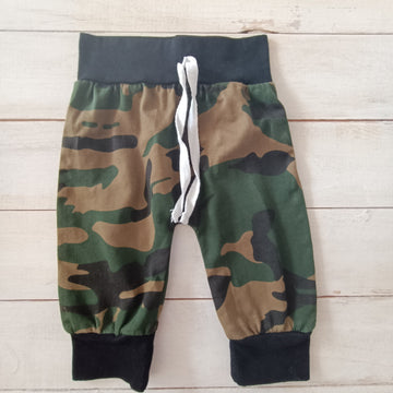 Buzo NUEVO 0-3M Militar con pretina de cintura y piernas negro