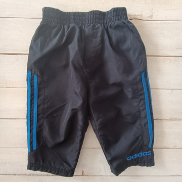 Buzo Adidas 12M. Negro, tres líneas azules a los costados