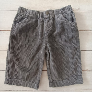 Pantalón George 3-6M Gris. Cotelé. Cintura elásticada. Modelo sin cierre.