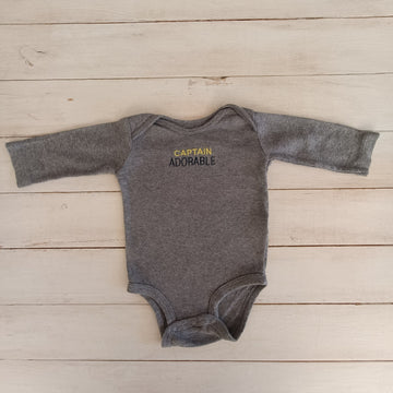 Body Carter's 3M Gris con bordado "Captain adorable"