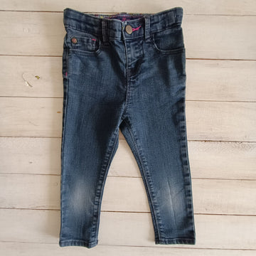 Jeans Oshkosh Talla 24M Mezclilla. Mariposa en bolsillo trasero