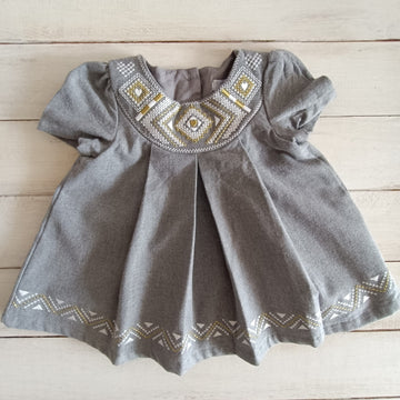 Vestido Tahari NUEVO 3-6M Gris con detalles tribales