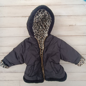 Parka WT 12M. Reversible; negra y animal print. Con gorro. Elástico en la cintura