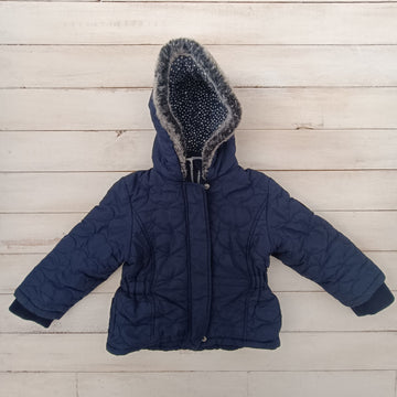 Parka Baby Club 6-9M. Azul marino. Forro lunares blancos. Gorro con piel