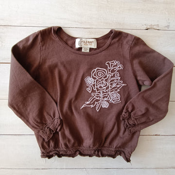 Polera Old Navy Talla 18 - 24 Meses Café. Flores bordadas blancas.