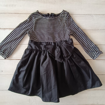 Vestido Cherokee 18-24M. Rayado blanco y negro arriba.