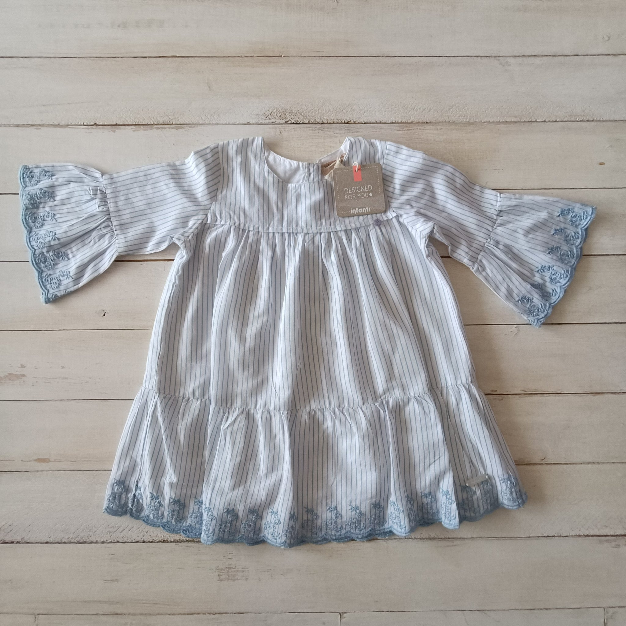 NUEVO Vestido Infanti Talla 2. Blanco y Bordados celestes.