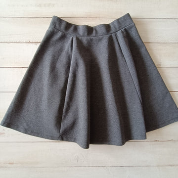 Falda NUEVA Talla 8-9 Gris. Tipo Plato.