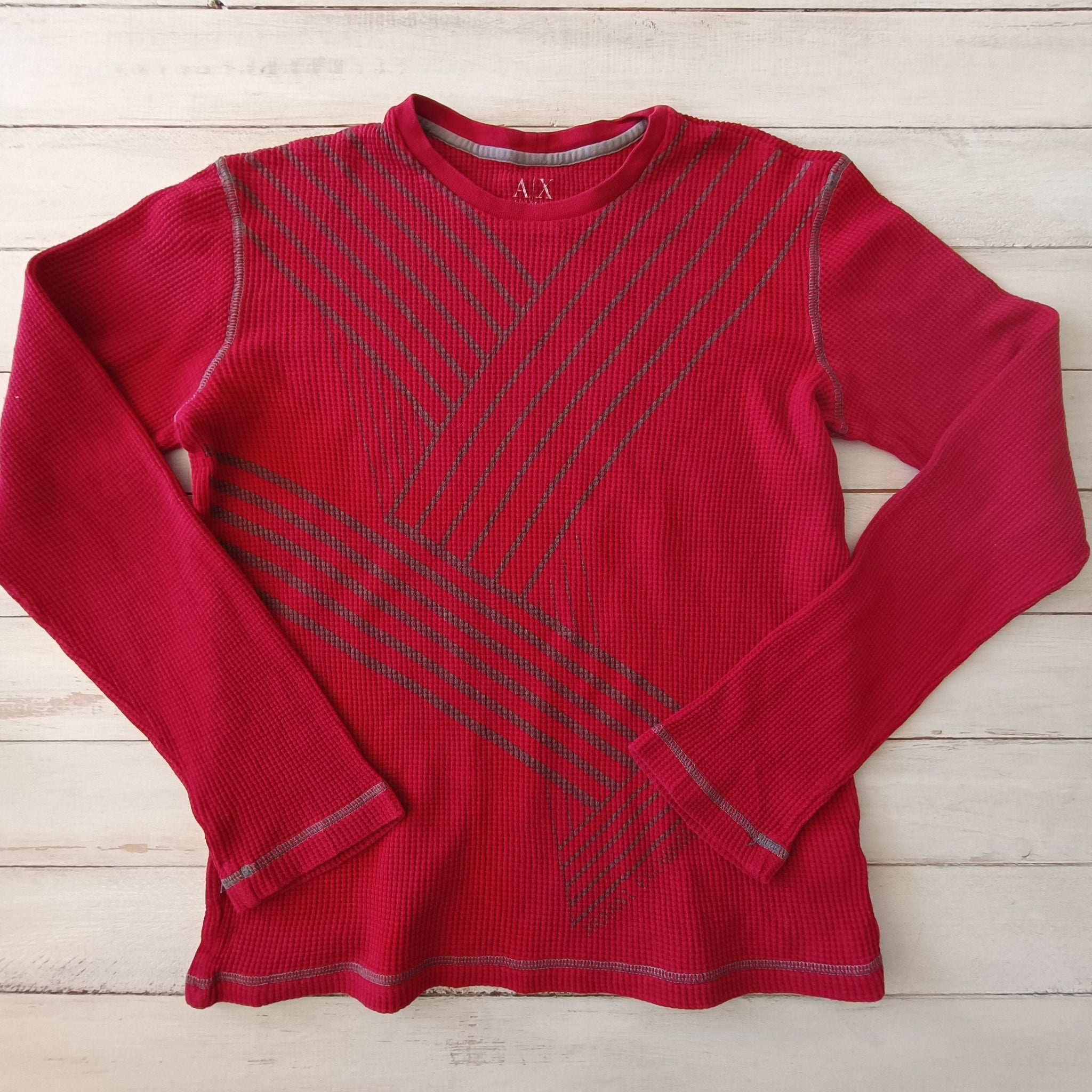 Polera Armani T16 Rojo con líneas geométricas grises