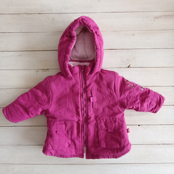 Parka 6-9M Fucsia, interior micropolar rosado. Flores y corazones en brazo