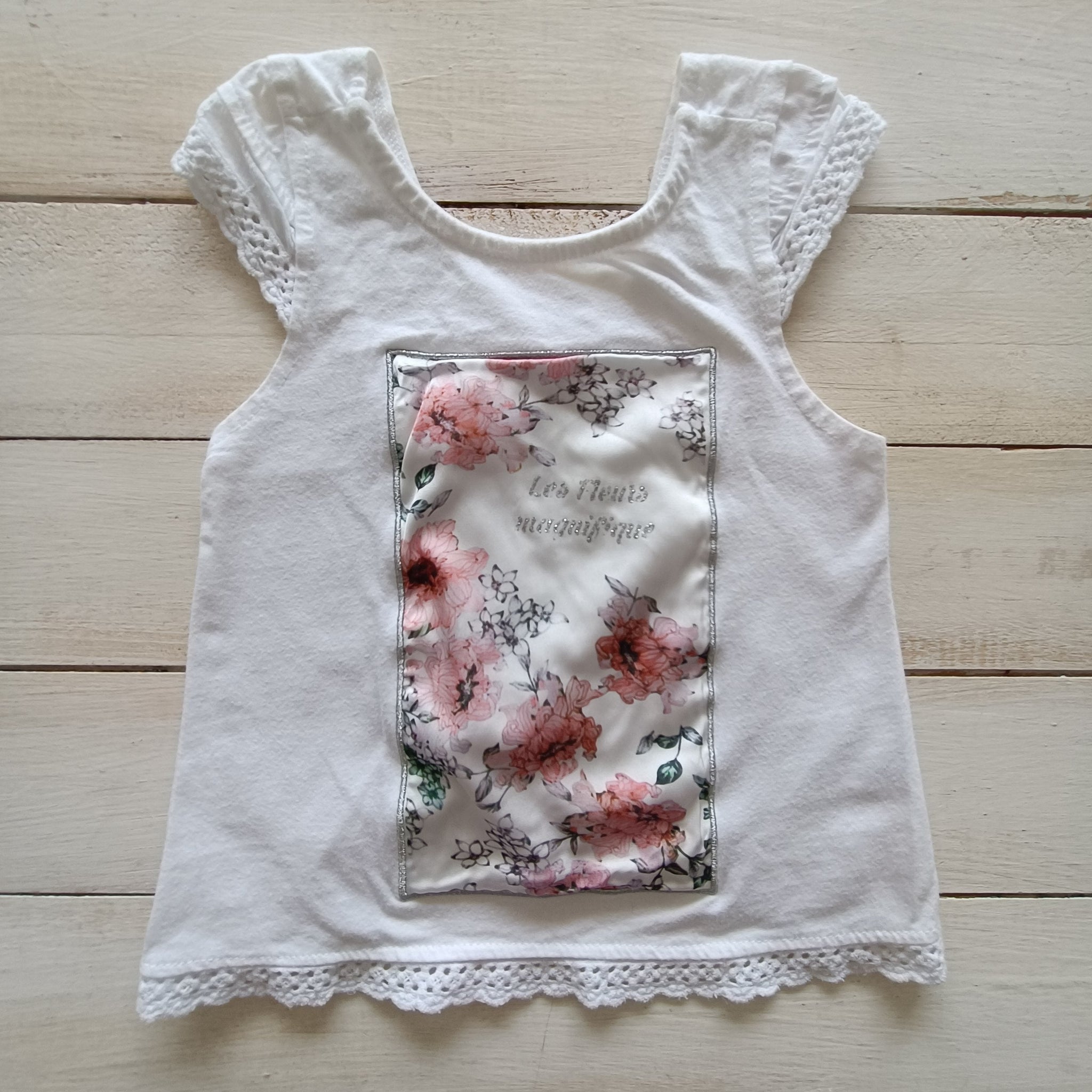 Polera Coniglio 18M Blanco estampado de flores.