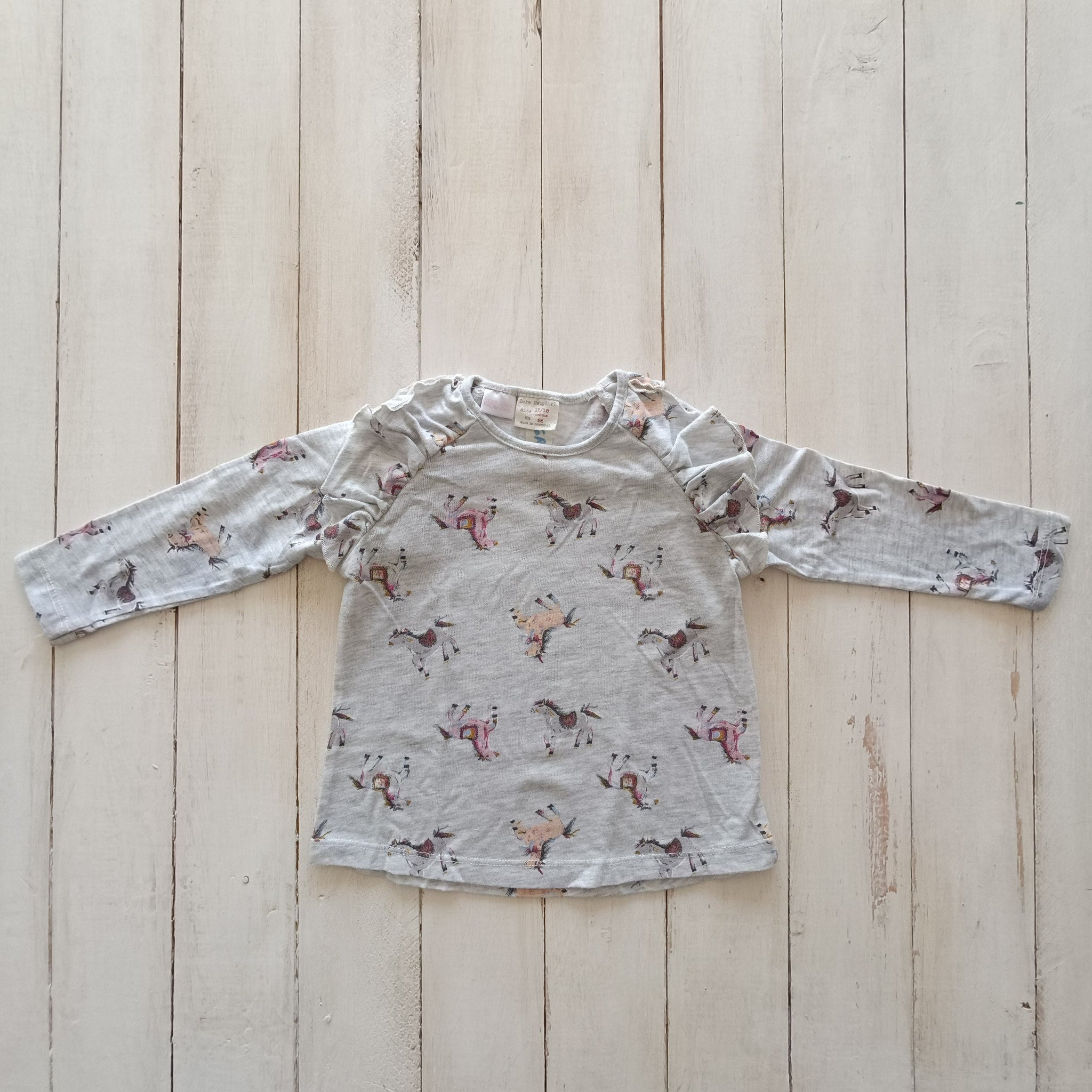 Polera Zara 12-18M Gris claro. Caballos con brillos.