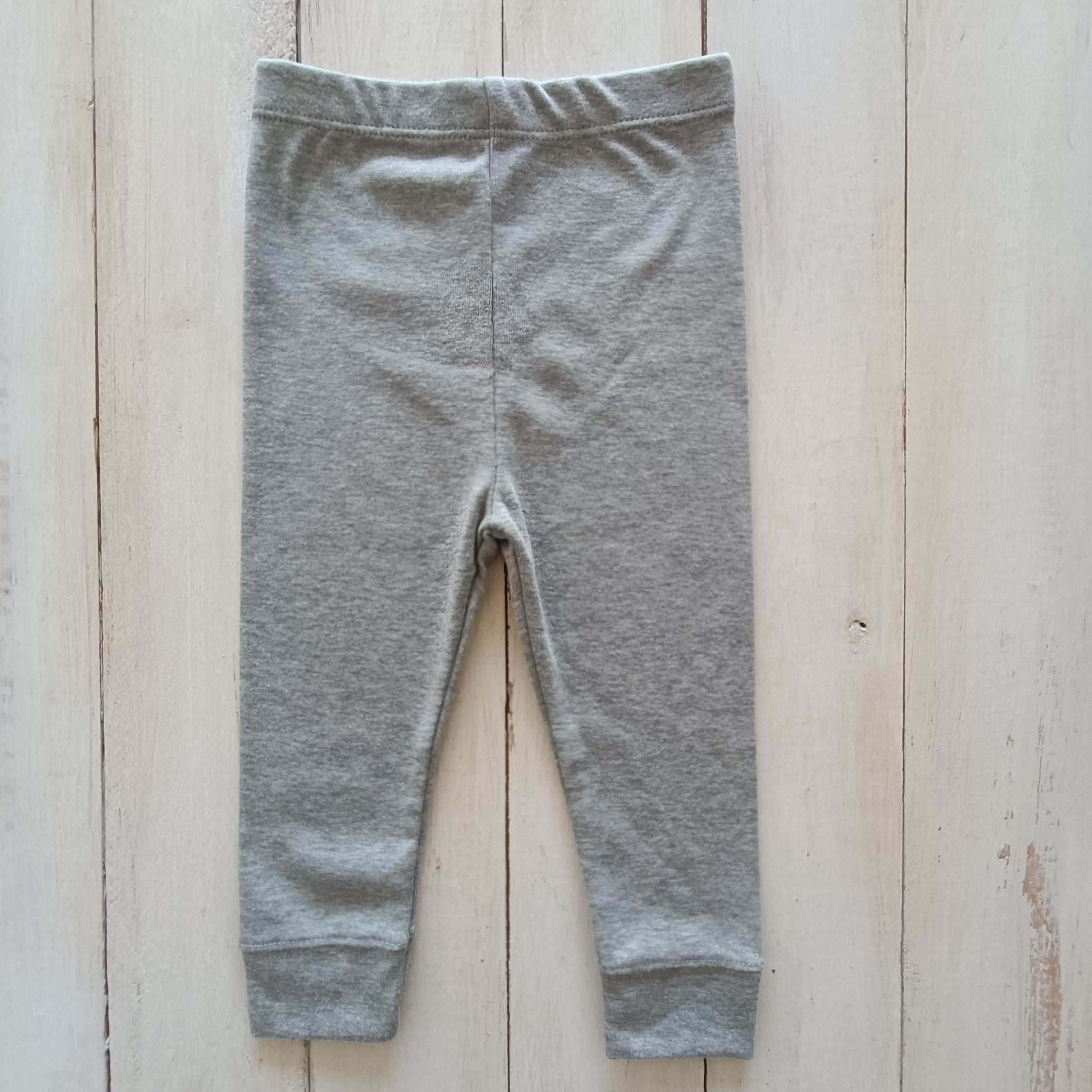 NUEVO Pantalón Cloud Island Talla 6-9M . Gris claro