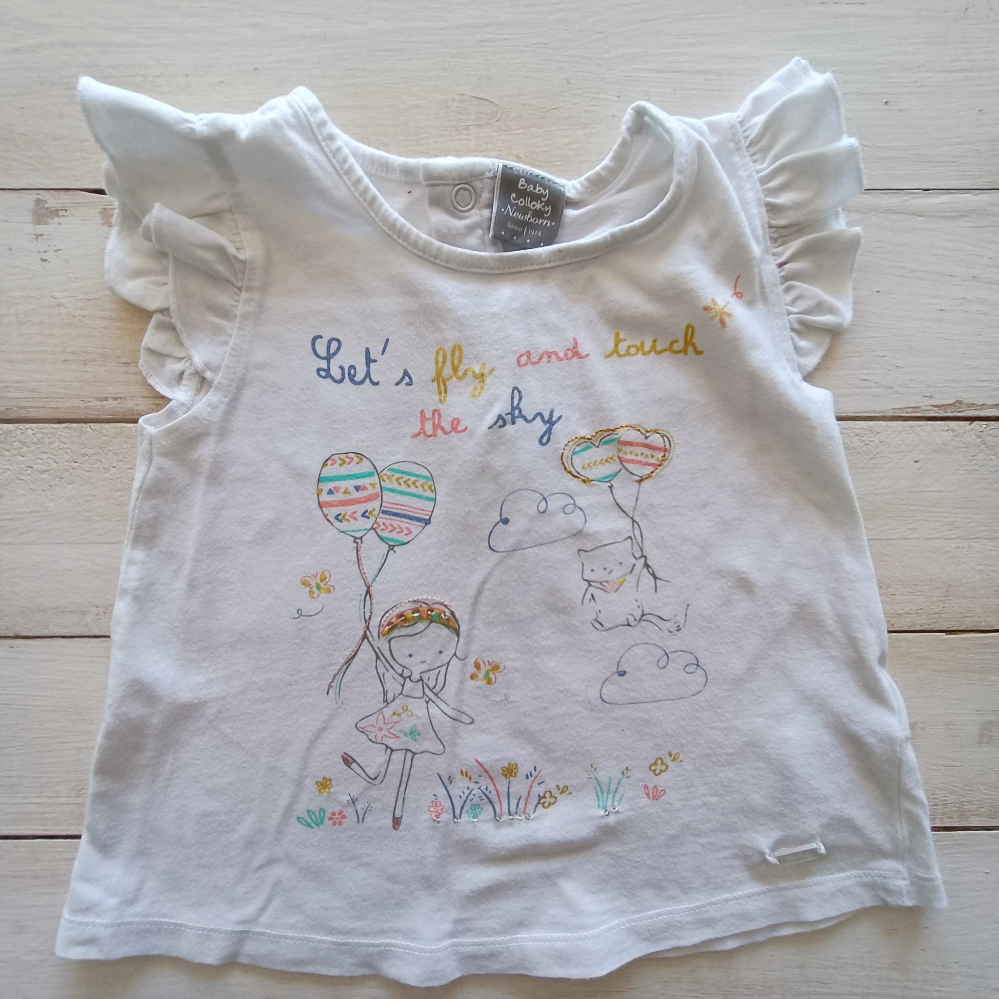 Polera Colloky 12-18M Blanca vuelos en brazos, diseño niña y gato con globos