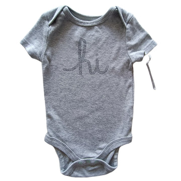 Body Cloud Island 6-9M Gris claro con letras negras.