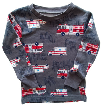 NUEVA Polera Carter´s 12M Gris oscuro. Carros bomberos rojos.