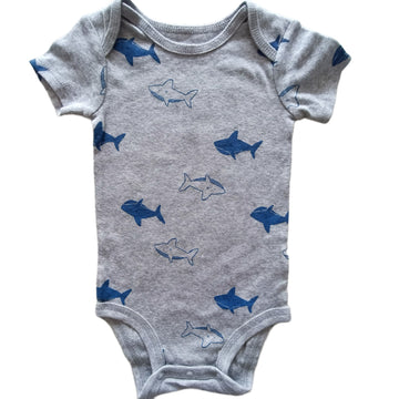 NUEVO Body Carter´s 6M Gris claro. Tiburones azules.