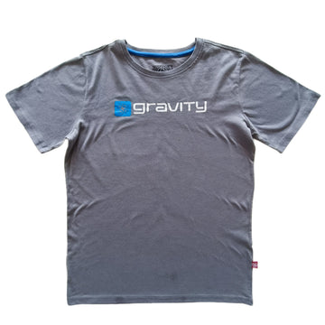 Polera Gravity T16 Gris. Letras blancas.