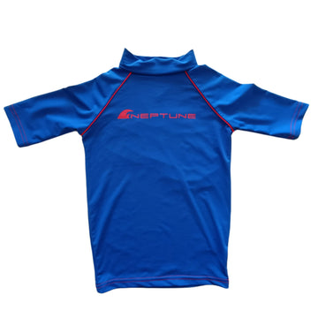 Polera Neptune T6 Azul. Letras rojas