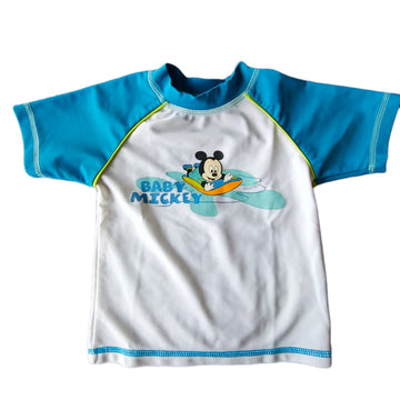 NUEVA Polera de Traje de Baño Disney 12M Blanca. Mickey en tabla surf.